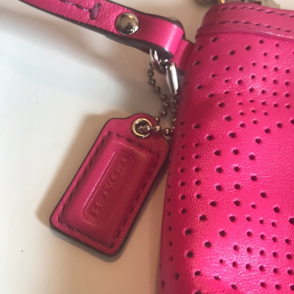 ! SOLD! COACH FUSCHIA LEATHER WRISTLET W/Dust bag - Picture 3 of 7